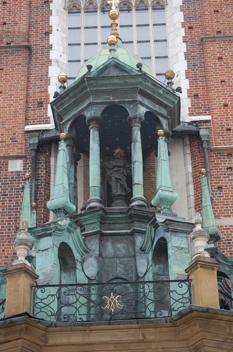 Particolare della facciata della cattedrale di Cracovia.JPG